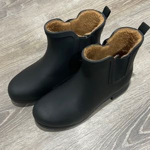RAIN BOOTS— FUR LINED— SIZE 8